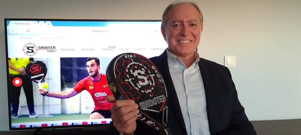 Jaume Caballé con una de las palas de pádel profesionales SHOOTER PADEL